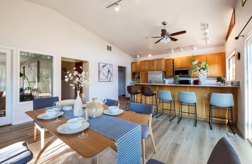 Maple Heights-Lake Desire House | Charming 2b2b with Lakefront View at Shady Lake