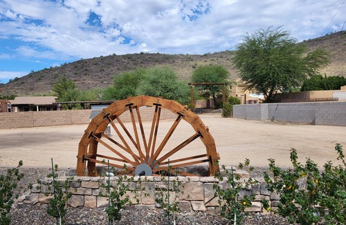 Glendale House | Charming 2BD/1 BA farmhouse on 2.5 acres w/mountain views in fabulous Glendale