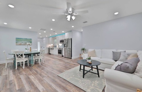 Southside House | Charming 2bd 2bth Vacation Getaway New Build in Jacksonville - Centrally Located