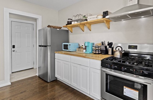 North Milwaukee Apartment | Charming 2BD W/Parking 15 Mins from Downtown
