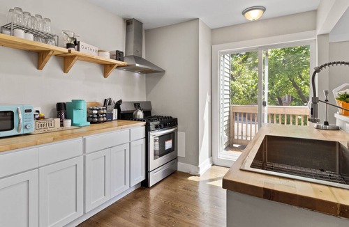 North Milwaukee Apartment | Charming 2BD W/Parking 15 Mins from Downtown