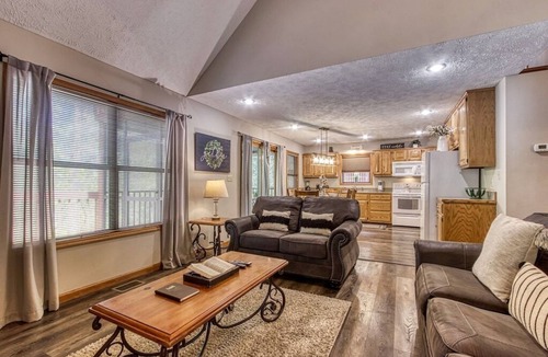 Pigeon Forge Cabin | Charming 2BD w Scenic Views! HOT TUB! Pool "Fo