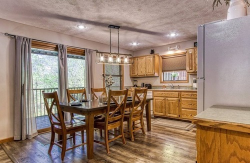 Pigeon Forge Cabin | Charming 2BD w Scenic Views! HOT TUB! Pool "Fo