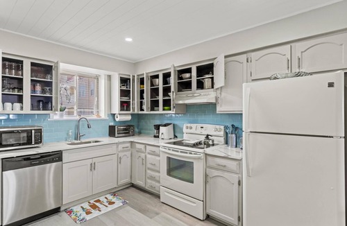 Seaside Heights Apartment | Charming 2bedroom ocean view beach front condo in Seaside Hts w pool, AC, WiFi