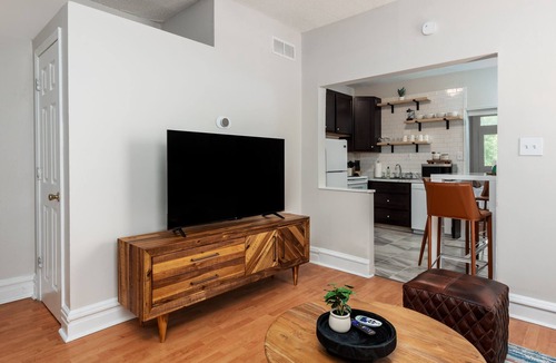 Tower Grove South Apartment | Charming 2BR + 1BA Gem in Tower Grove Park beautiful location w/high speed WiFi