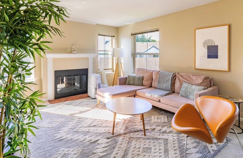 Tanasbourne Apartment | Charming 2BR Apartment in Beaverton w/ Pool + Gym