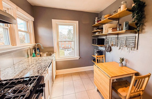 Fairfax Apartment | Charming 2BR Apt Close to Historic Mariemont, 15 Minutes from Cincy Downtown