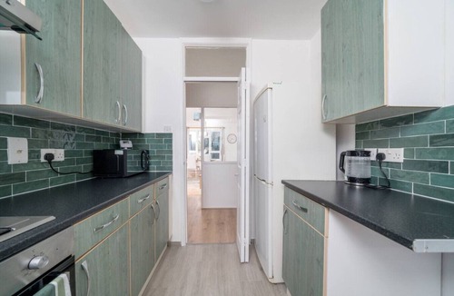 Langley Marish Apartment | Charming 2BR Apt | Heathrow Nearby