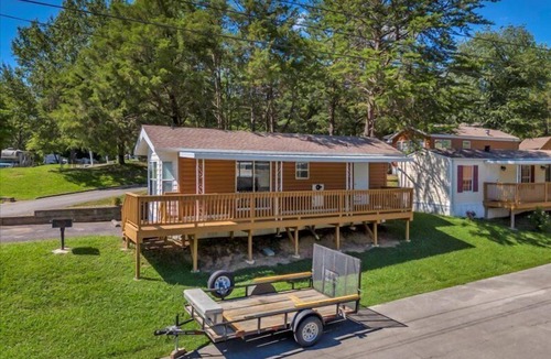 Pigeon Forge Cottage | Charming 2BR Cottage with Porch & Mountain Views