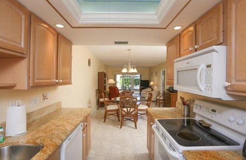 Longboat Key Condo | Charming 2BR ground floor condo in Beach Harbor Club on Longboat Key - Sea Ya
