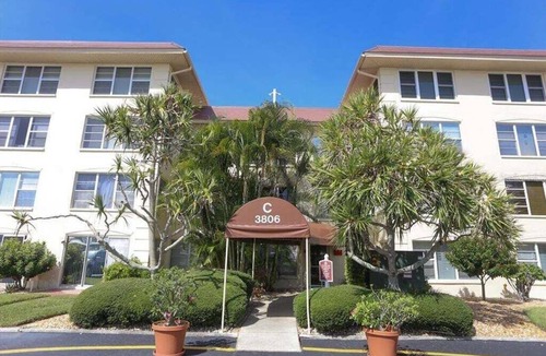 Longboat Key Condo | Charming 2BR ground floor condo in Beach Harbor Club on Longboat Key - Sea Ya