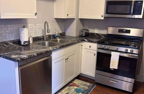 Liberty House | Charming 2BR Home | Laundry | Free Parking | KC