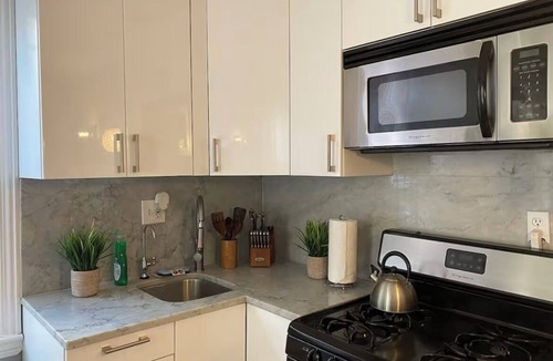 Queens House | Charming 2BR house w AC, WiFi just 5 MIN from LGA and 17 MIN to JKF
