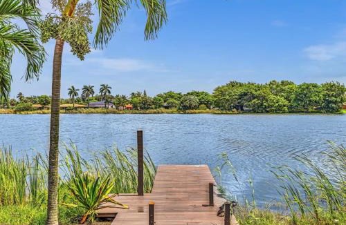 Davie House | Charming 2BR Lakefront Cottage in Davie near Beach