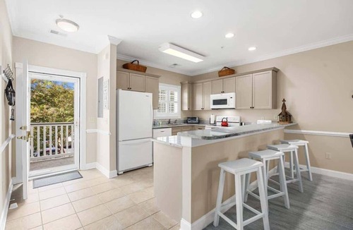 Central Myrtle Beach Condo | Charming 2BR,Pool,W22