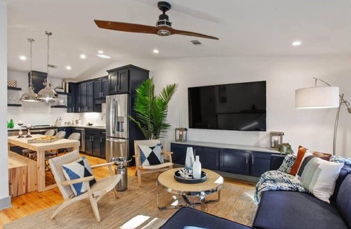 Beach Institute House | Charming 2BR Savannah Carriage House | Shared Pool