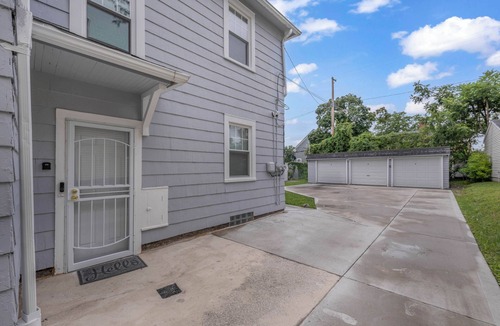 Shaker Heights Apartment | Charming 2BR Top Floor Retreat Near Cleveland Clinic & Downtown