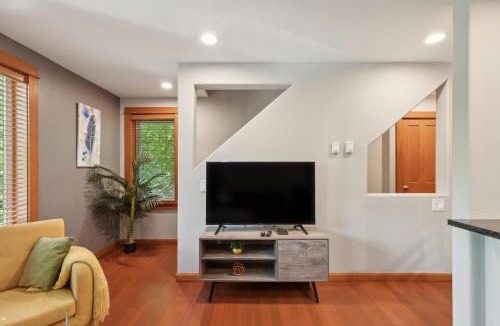 Green Lake Apartment | Charming 2BR Townhouse near Green Lake