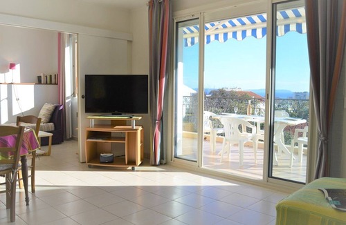 Le Lavandou Apartment | Charming 2BR with terrace and garage - Near city center
