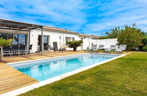 Saint-Martin-de-Re Villa | Charming 3-Bed Villa with Private Pool in Saint-Martin-de-Ré