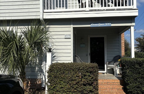 Windy Hill House | Charming 3-bedroom house in North Myrtle Beach with AC, WiFi, pool and hot tub