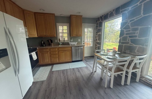 Berkeley Springs House | Charming 3-bd house/hot tub nestled in 2 private acres 6 min to Berkeley Springs