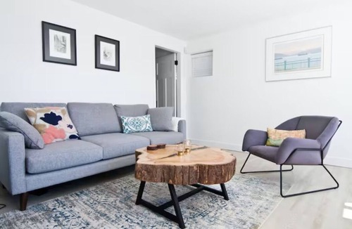 West Vancouver House | Charming 3 bdrm suite by Ambelside Park/Beach!