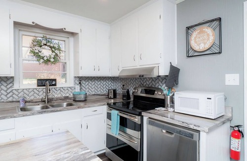 Warner Robins House | Charming 3 bdrm w/GAME ROOM & King Sized Bed and TV in Every Room