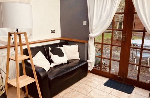 Spetchley House | Charming 3 Bed Home with Garden & Parking near Worcester