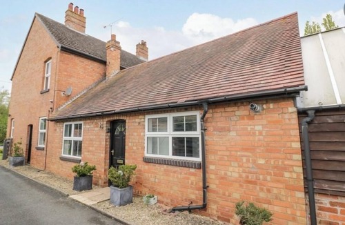 Spetchley House | Charming 3 Bed Home with Garden & Parking near Worcester