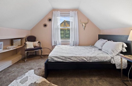 Greenfield House | Charming 3 bed, 1.5 bath, fenced yard & parking!