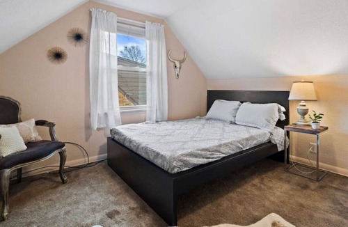 Greenfield House | Charming 3 bed, 1.5 bath, fenced yard & parking!