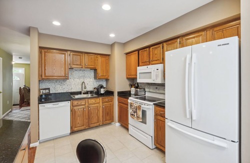 Germantown House | Charming 3-bed, 2.5 baths townhome in Germantown with WiFi, AC, 2 parking.