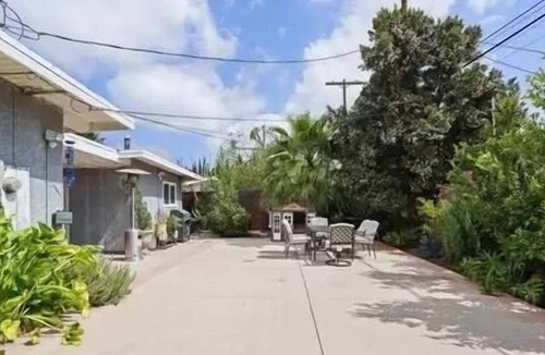 Glendale Apartment | Charming 3 bed/2.5 bath house in Granada hills South