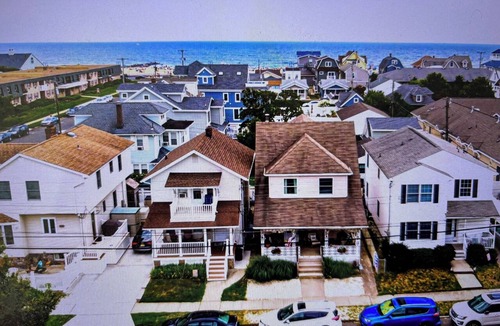 Wall House | Charming 3 BED, 2 BATH shorehouse only 8 houses to beach , boardwalk & eateries!