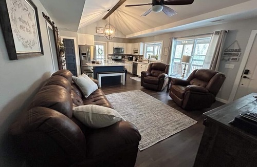 Eldon Cottage | Charming 3-BED Cottage- WiFi & Fishing Pond in Eldon, MO -15 MIN to Bagnell Dam!