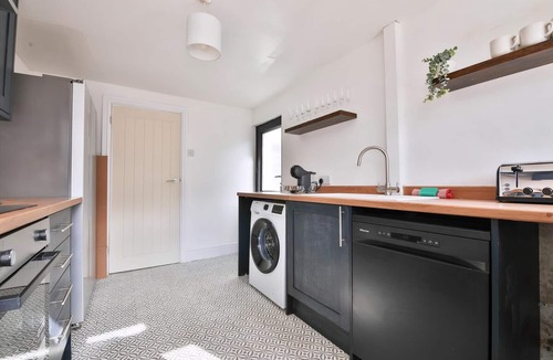 Caerphilly House | Charming 3 Bed Home Near Caerphilly Castle