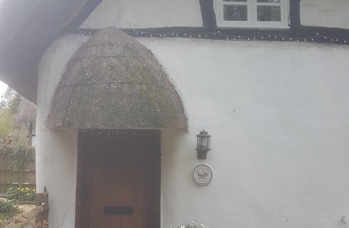 Stockbridge Cottage | Charming 3 bed Thatched cottage in rural village near Stockbridge Winchester.