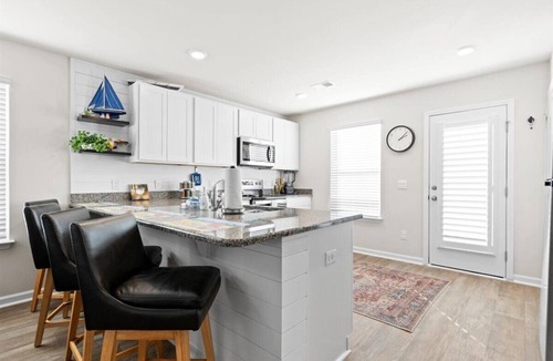 Ocean Isle Beach House | Charming 3-bedroom house with Hot tub, AC, WiFi in gorgeous Ocean Isle Beach