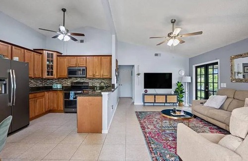 Royal Palm Beach House | Charming 3-bedroom house in Royal Palm Beach with WiFi, AC