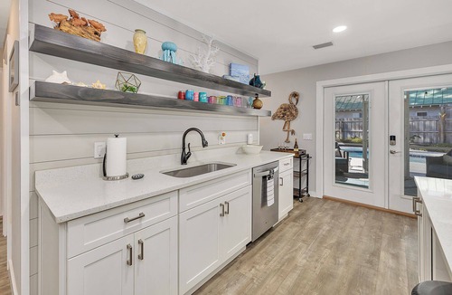 Saint Simons Heights House | Charming 3-bedroom cottage with POOL! Beautiful open floorplan