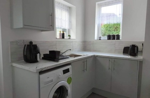 Wolverhampton House | Charming 3-Bedroom House in Wolverhampton! Prime Location!