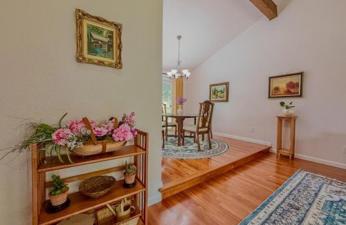 Lake Forest Park House | Charming 3-Bedroom House in Lake Forest Park