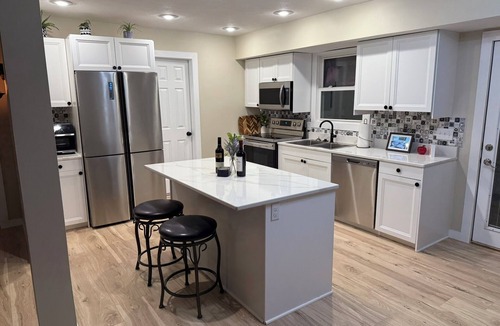 Russells Point House | Charming 3-bedroom house with AC, WiFi Large Yard, Close to Lake