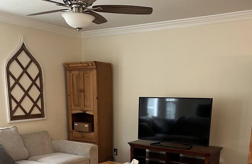 Fentress House | Charming 3 bedroom house on Cul-de-sac