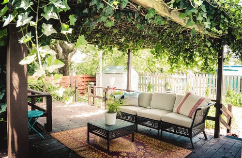 Northwest Cottage | Charming 3-bedroom vintage beach cottage 5 minute walk to the Chesapeake Bay!