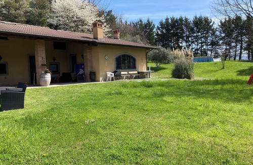 Cenate Sotto Villa | Charming 3-bedroom bed & breakfast in serene Cenate sotto with WiFi