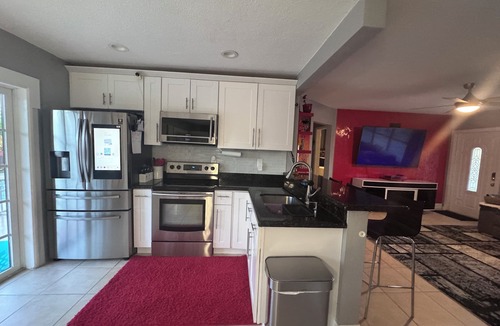 Pompano Beach House | Charming 3-bedroom house pool house with WiFi, AC in Pompano Beach