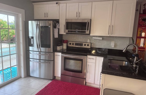 Pompano Beach House | Charming 3-bedroom house pool house with WiFi, AC in Pompano Beach