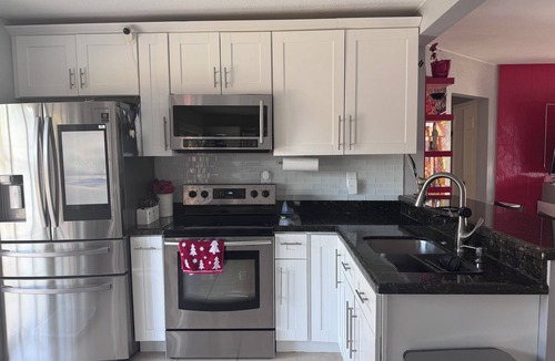 Pompano Beach House | Charming 3-bedroom house pool house with WiFi, AC in Pompano Beach